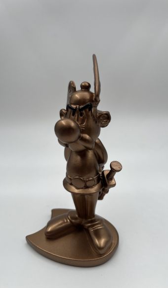 gold asterix figurine frontview